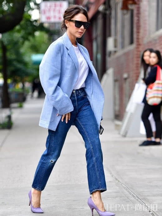 西装怎么搭配？西装+牛仔裤让你穿出洋气，气场全开！