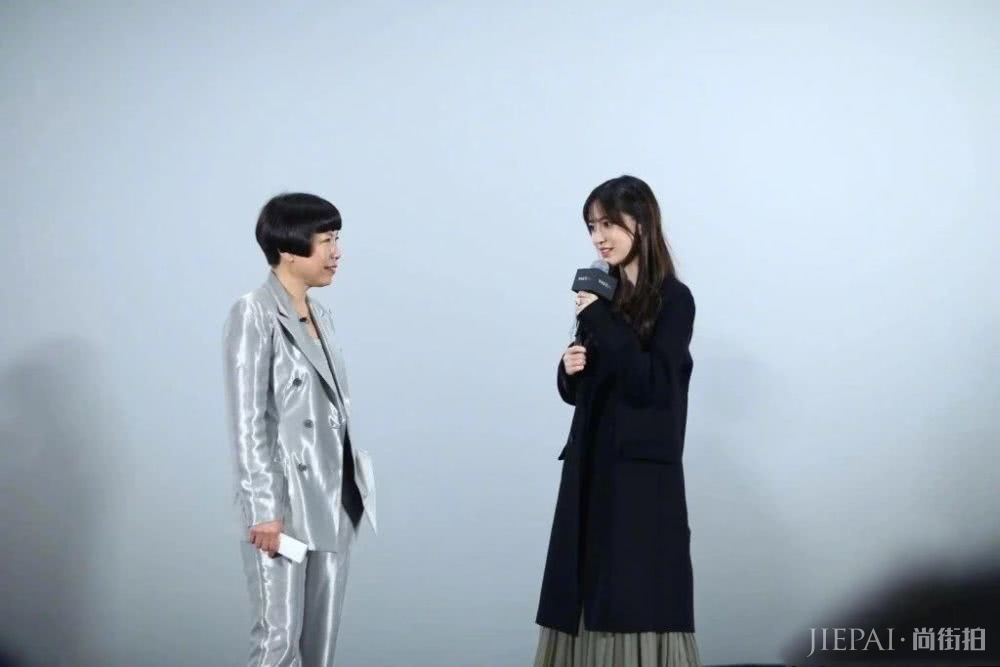 杨颖小细腿＋高腰线双尾辫甜度满分！