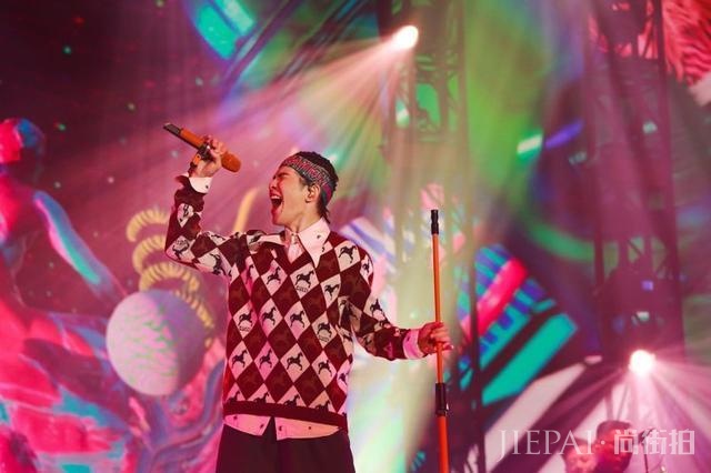 雨神萧敬腾演唱会简直是时装秀！