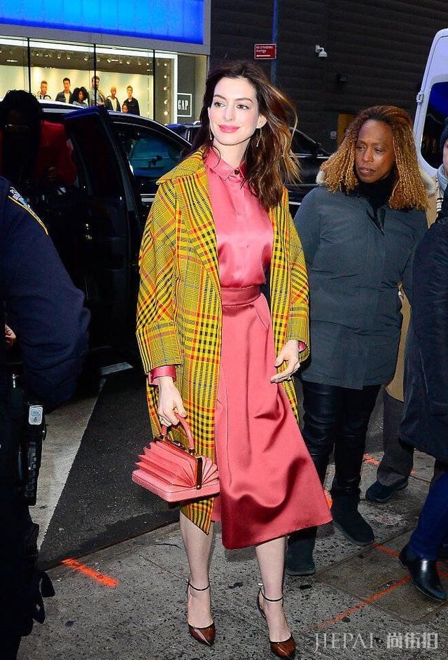 安妮海瑟薇身穿红裙黄外套,复古风太有韵味了