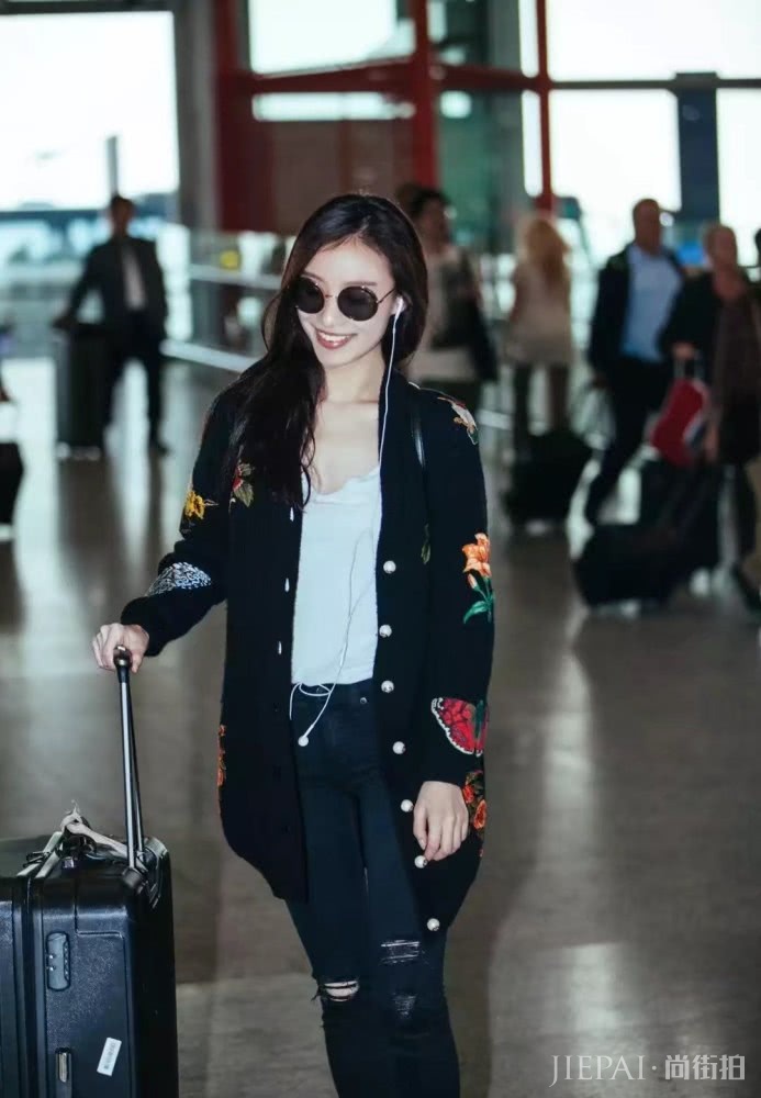 倪妮一身黑色大衣又酷又帅，美起来不低调