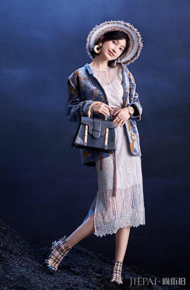 张俪的“扑克套装”最适合职场丽人!