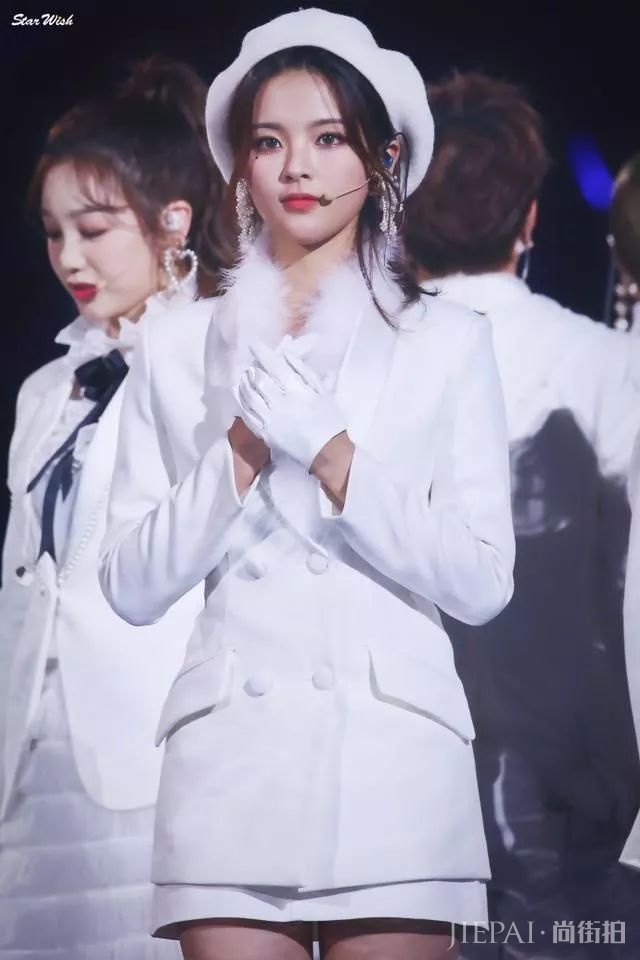 杨超越跨年晚会品味独特，尴尬！