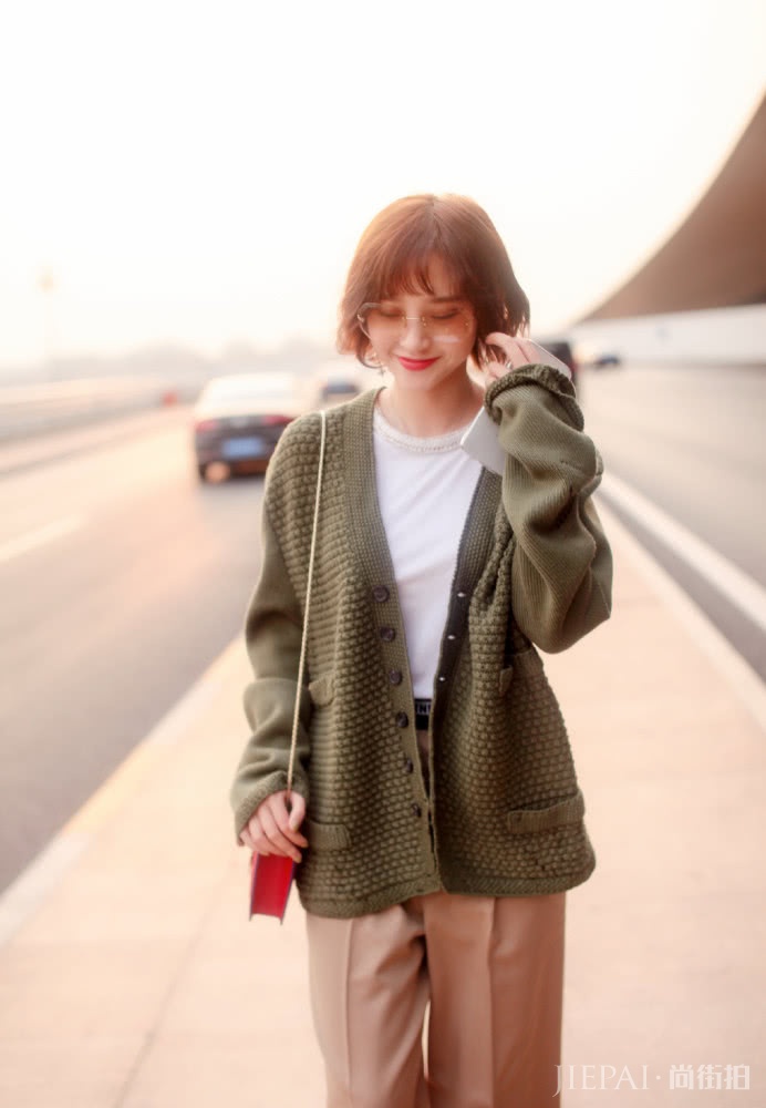 唐艺昕剪短发嫩回18岁，烫卷发又显老10岁，还是适合留短发