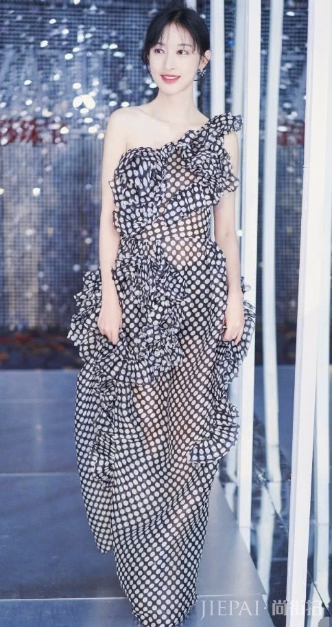 张俪将长裤扯成7分裤，另一条腿咋短了？