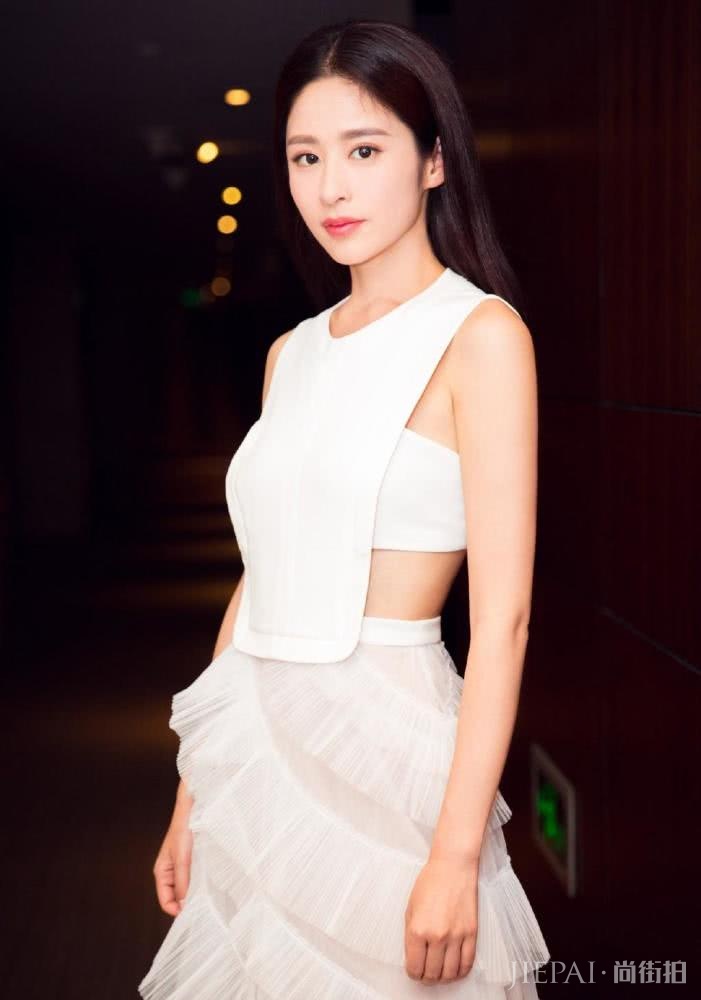 颖儿瘦的连V领裙都撑不起,越来越瘦了!