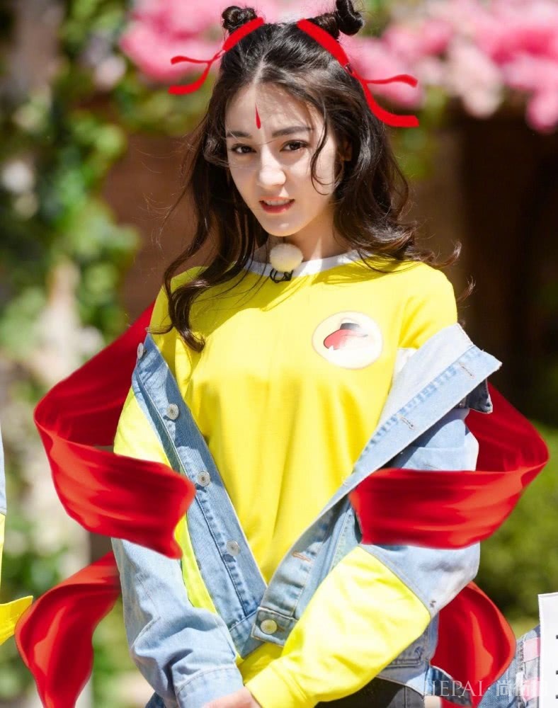 这款超减龄发型，杨超越顶哪吒头走机场