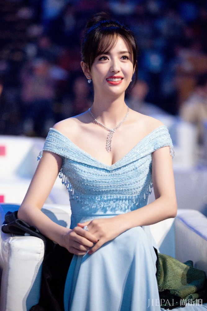 佟丽娅浅蓝色连衣裙搭丸子头，“胖”成小仙女