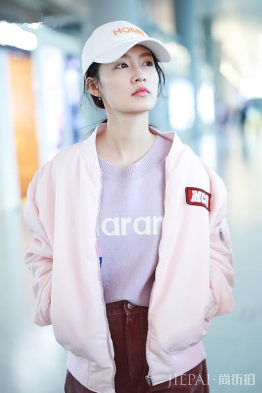 李沁夹克配紫色针织衫和砖红色休闲裤, 多色搭配好美!