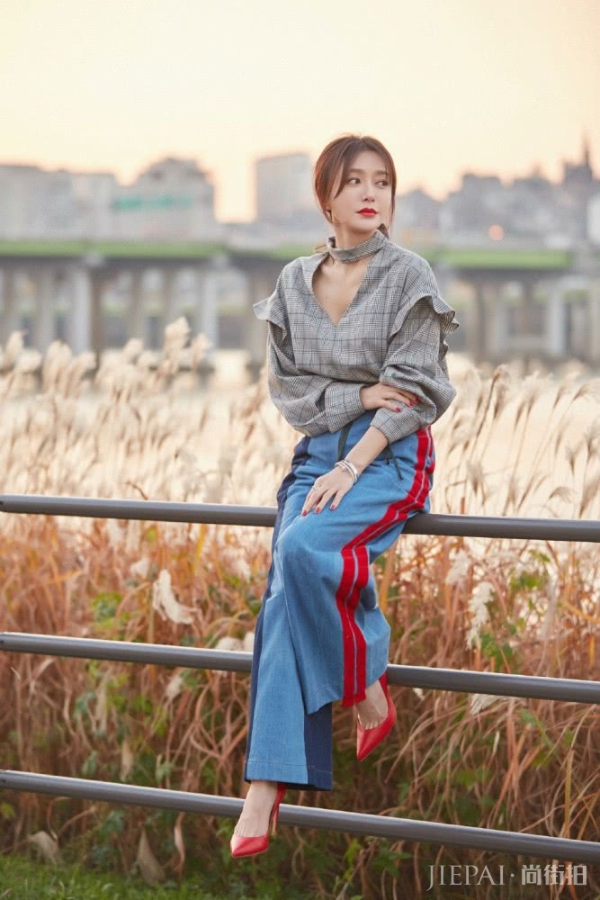 秦岚针织衫格子裙嫩成初中生，少女感一下就飙了