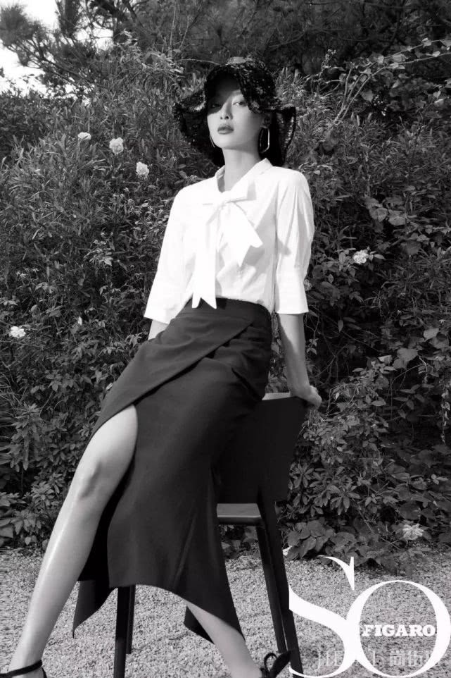 辛芷蕾登杂志封面,女王般躺姿极致性感