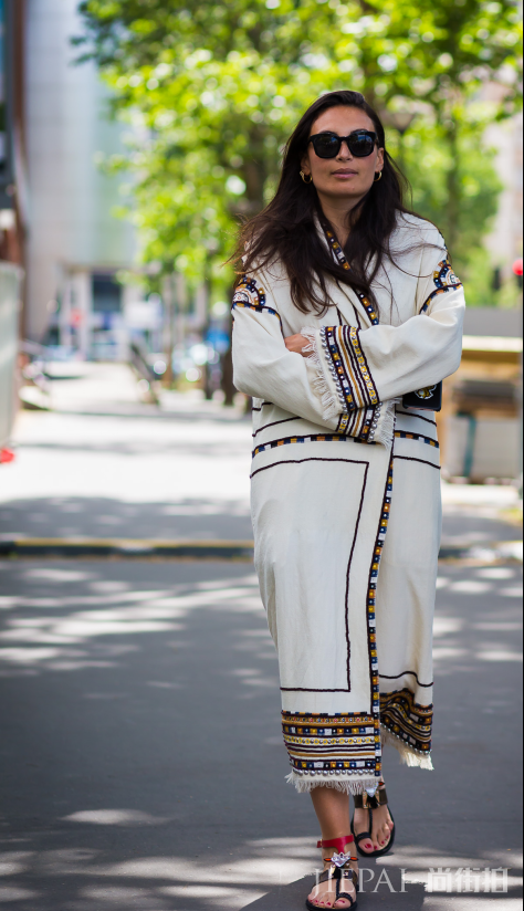 冬季大衣如何搭配凉鞋 看欧美潮人演绎街头时尚STLE