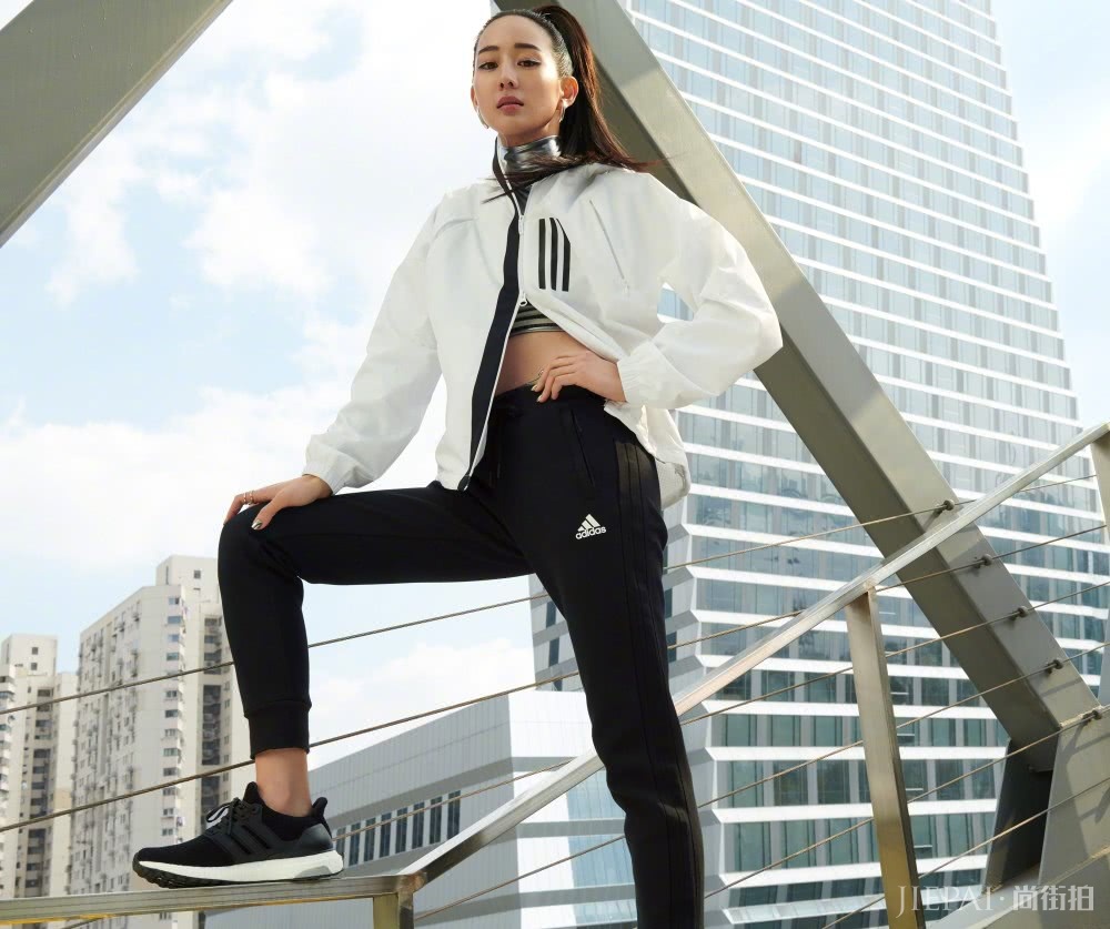 张钧甯扎贴头皮马尾辫潮范儿十足,颜值高就是什么风格都敢尝试