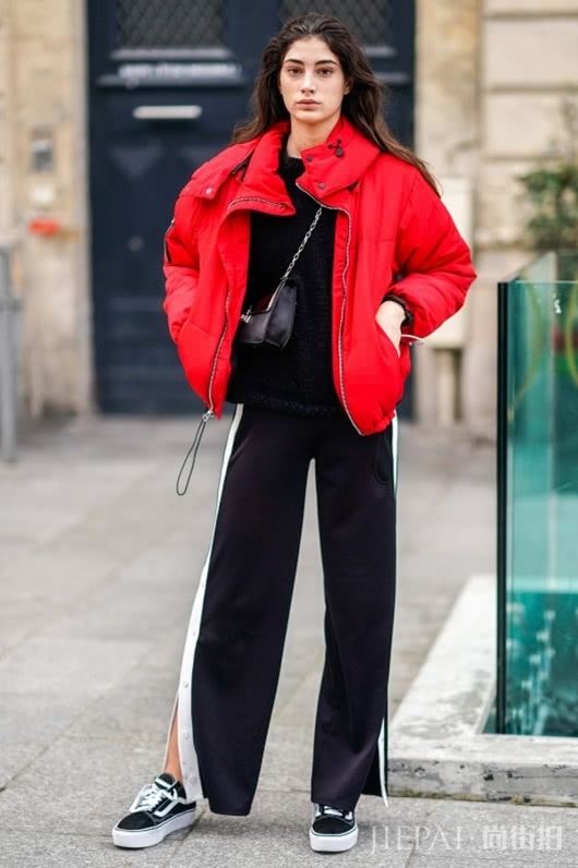 街拍示范 这几款红色羽绒服的搭配让你冬季暖暖的