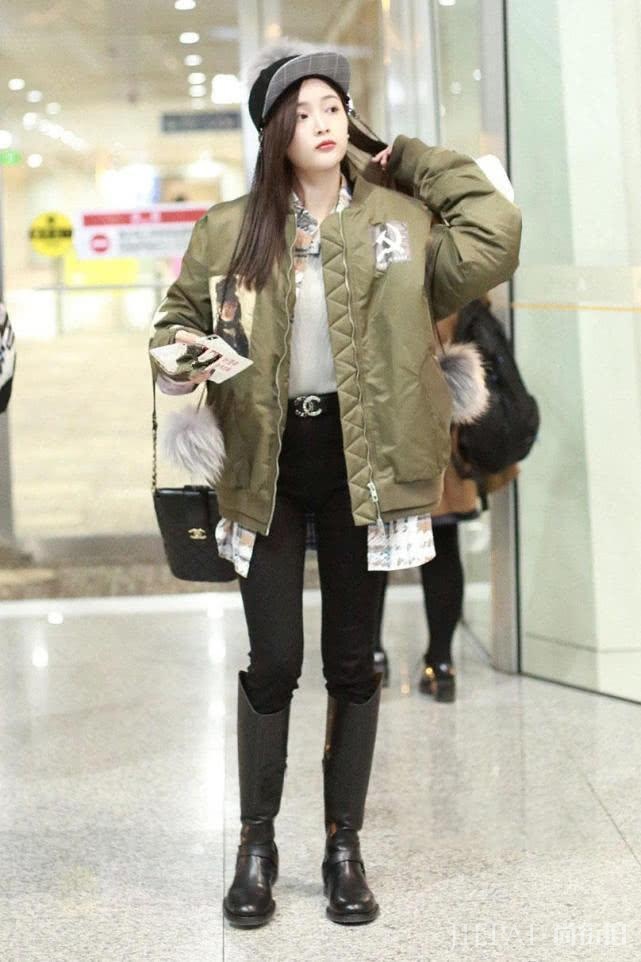 钟楚曦穿羽绒服现身，虽然未施粉黛但气场不容忽视！