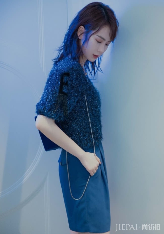 戚薇把短裙穿成了五分裤效果，拉根电线做包带走？