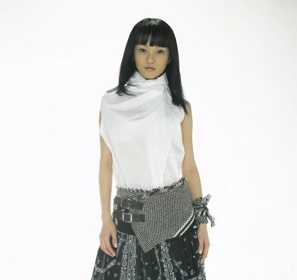 张韶涵最新造型,穿透视连衣裙意外美回18岁