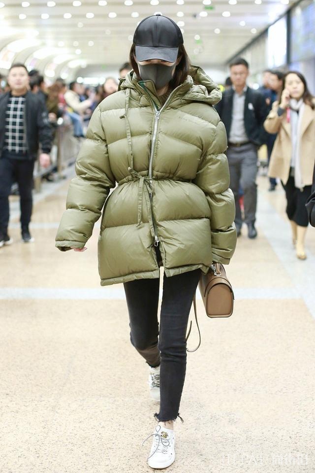 看今年明星们的机场秀，羽绒服成为时尚宠儿
