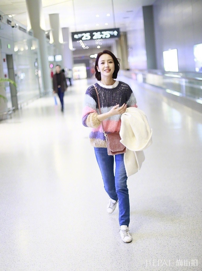 佟丽娅穿彩虹毛衣嫩回18岁