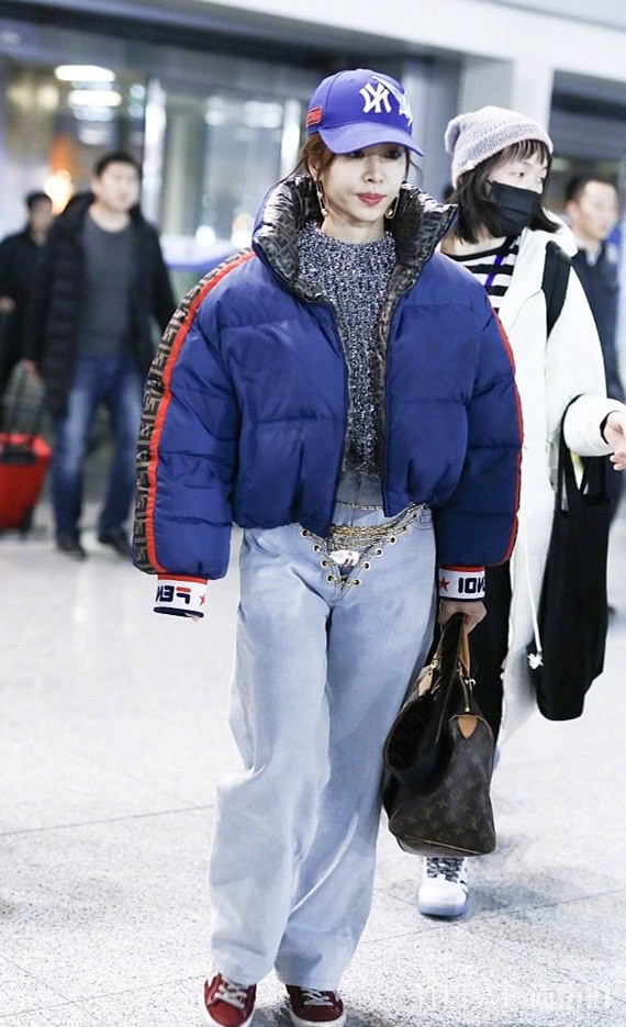 蔡依林羽绒服搭牛仔裤却有点看不懂