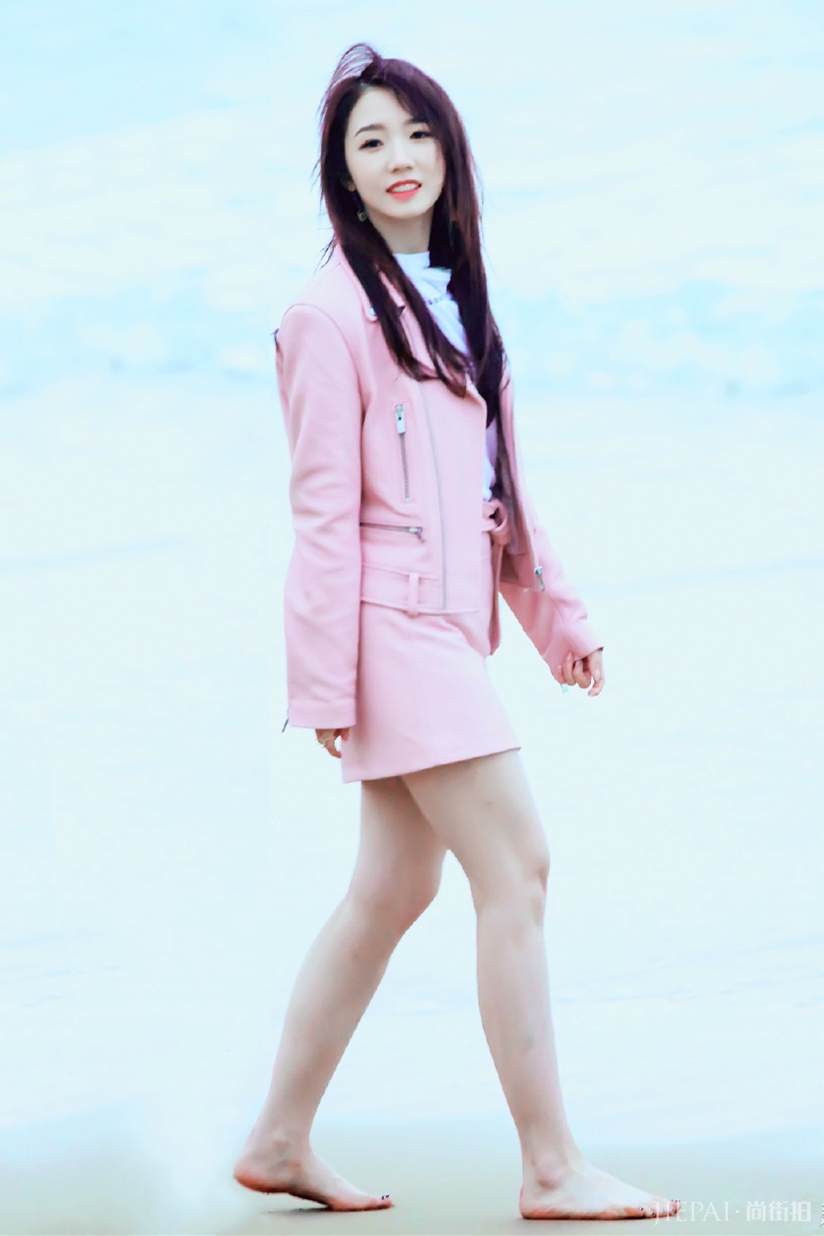 孟美岐一身粉嫩短裙甜如初恋，光脚出镜可爱爆棚