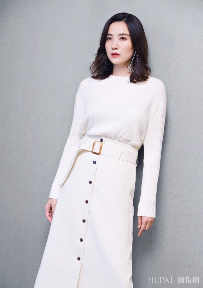 唐艺昕毛衣配裙子甜美有活力,过年内搭可以这么穿!