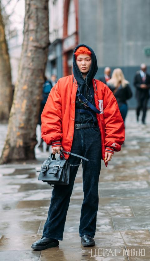 灯芯绒裤子配什么鞋 恨天高or运动风怎么选