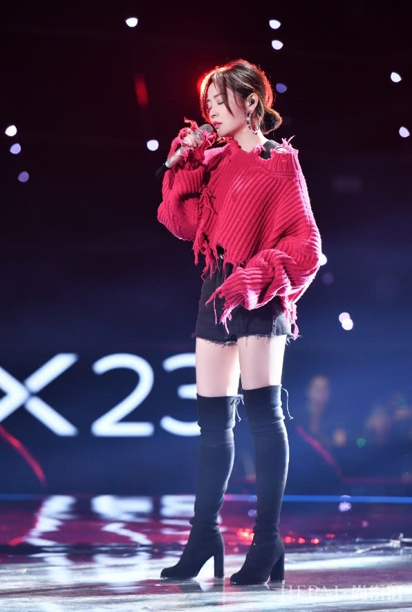 张靓颖把“金镯”戴脚上还一下戴4个,怎么戴进去的?