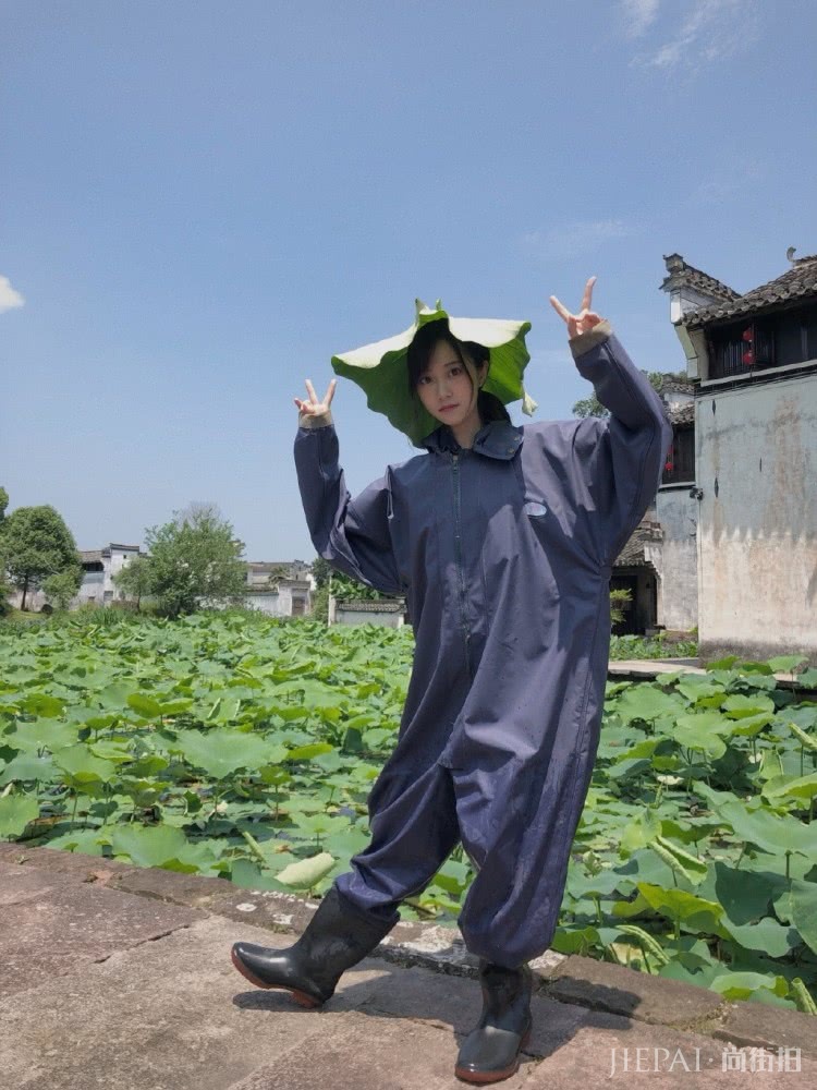 冯薪朵穿格纹衫配牛仔裤,双腿纤细不输鞠婧祎