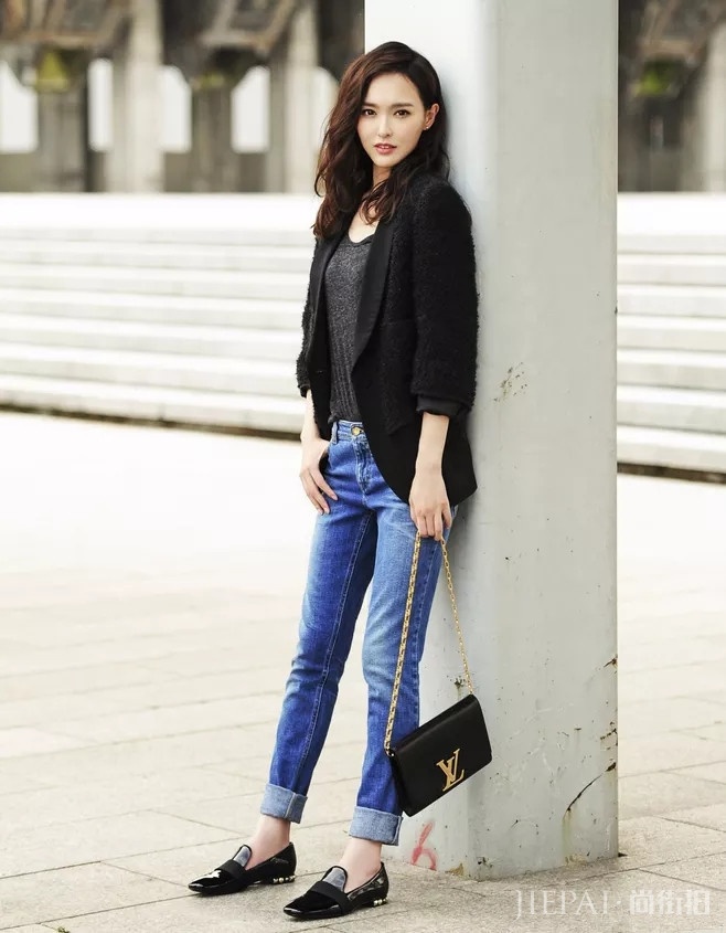 唐嫣黑色西装，内搭灰色的V领T恤，瞬间气质不凡！