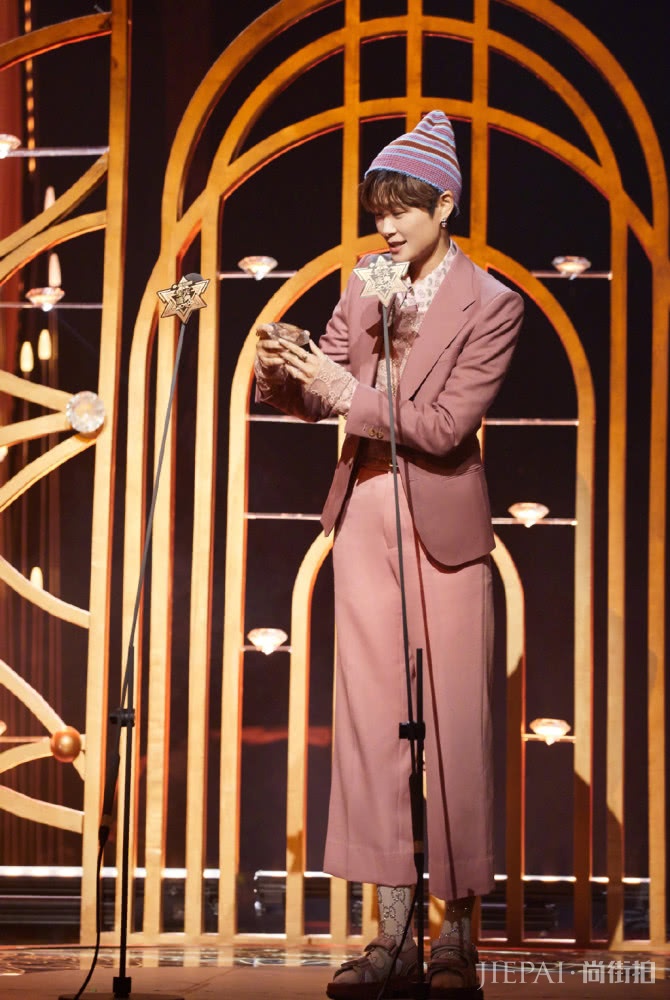 李宇春穿粉色褶皱上衣配半身裙浪漫复古,美得像一幅画