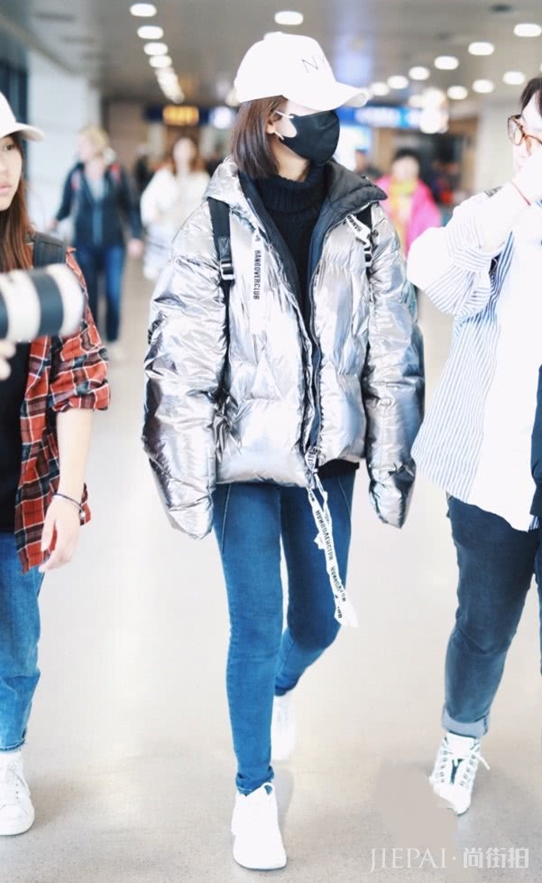 杨紫这款“馒头衣”很牛,穿上后超显瘦!