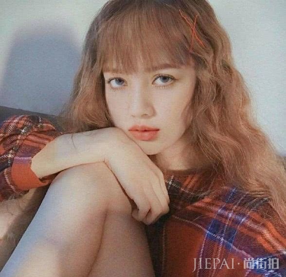 Lisa新发色实名认证“人间芭比”称号