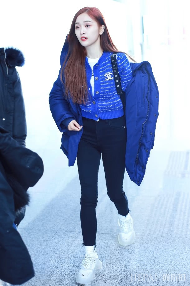 火箭少女101吴宣仪肚子大得像套了“游泳圈”，纽扣都崩开了！