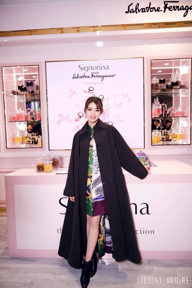 超模林允雪山羽绒搭配紧身裤,隔衣服都遮不住长腿