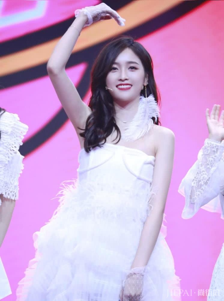 吴宣仪皮裤+短靴,卷发披肩戴贝雷帽,美成了“漫画少女”