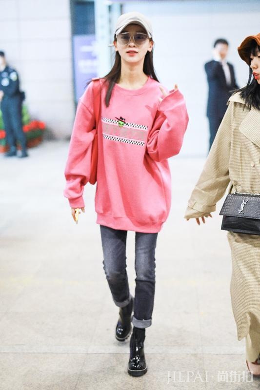 吴谨言又穿粉色走机场，至少减龄10岁