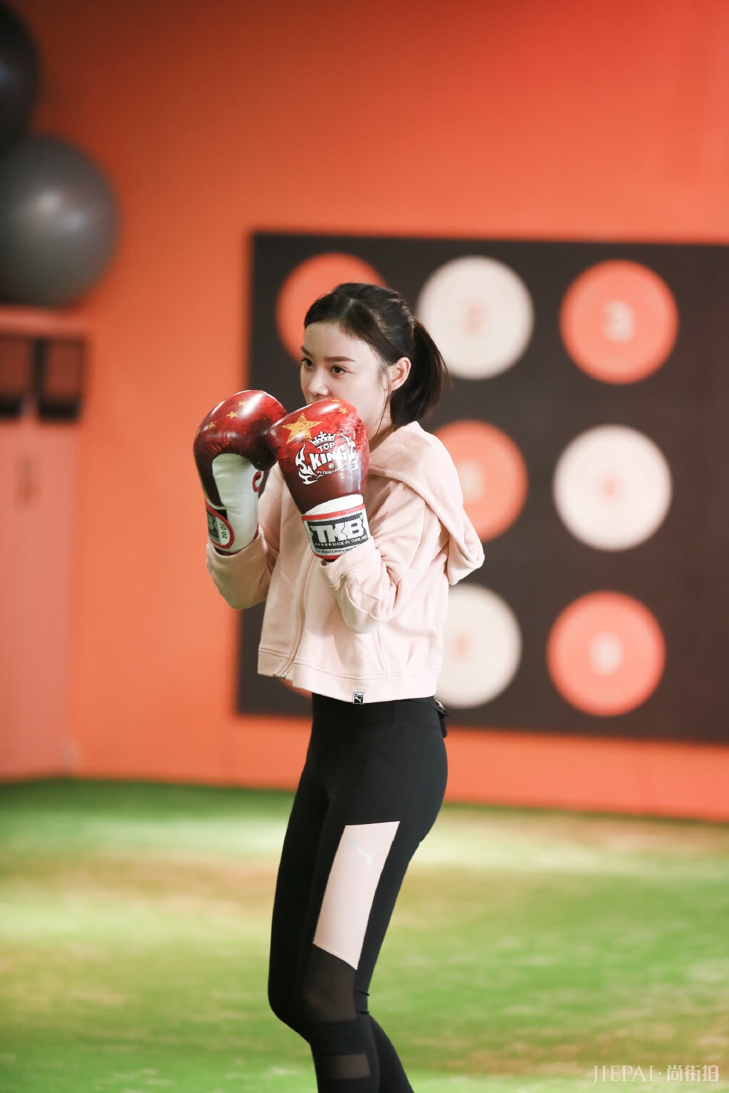 袁姗姗粉色外套配运动裤，惊艳全场，30多岁依然少女感满分