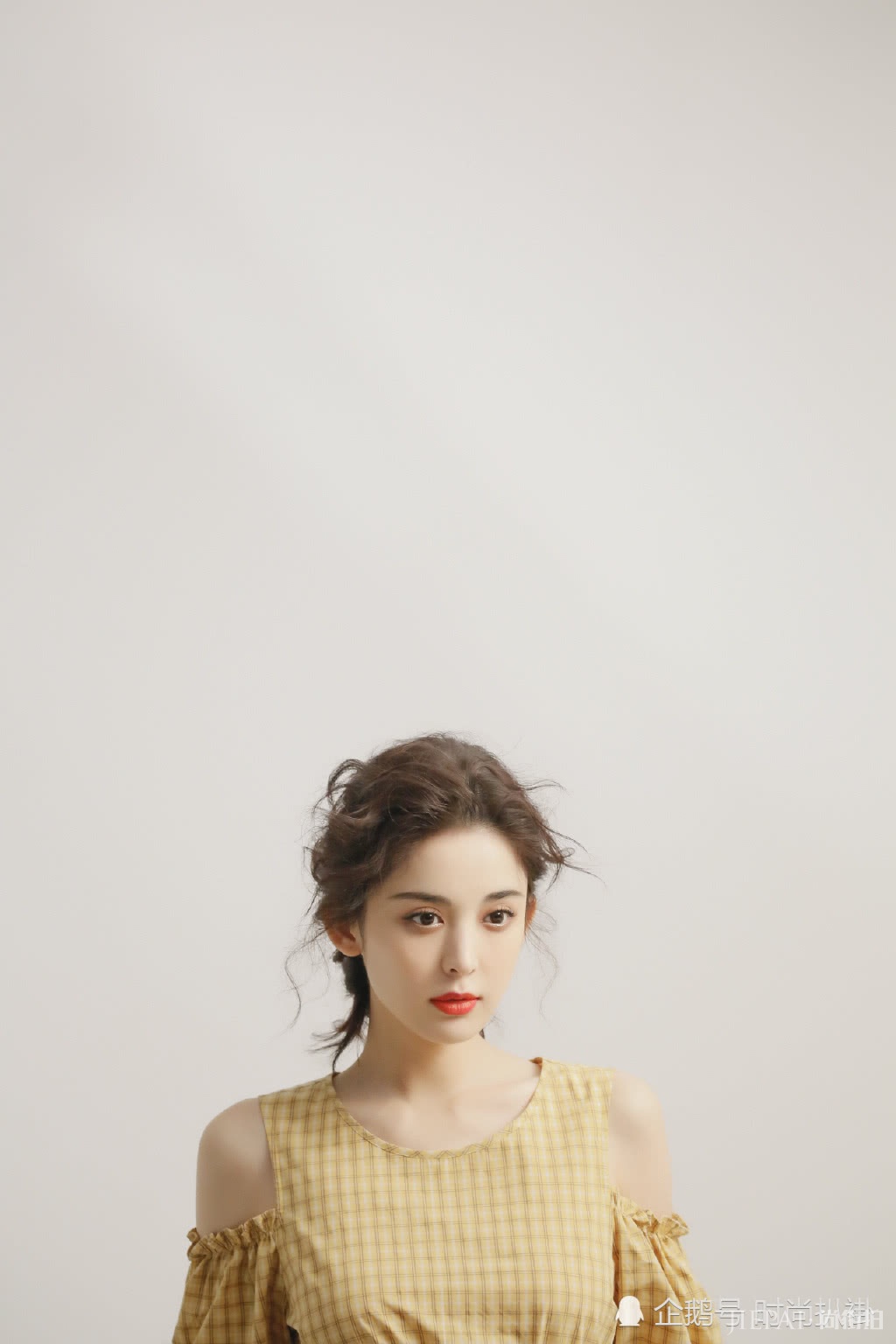 古力娜扎新写真太惊艳，穿黄色露肩连衣裙美成仙女！