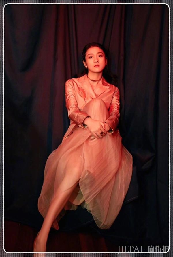 张雪干练西装加魅惑眼线秒变女强人！