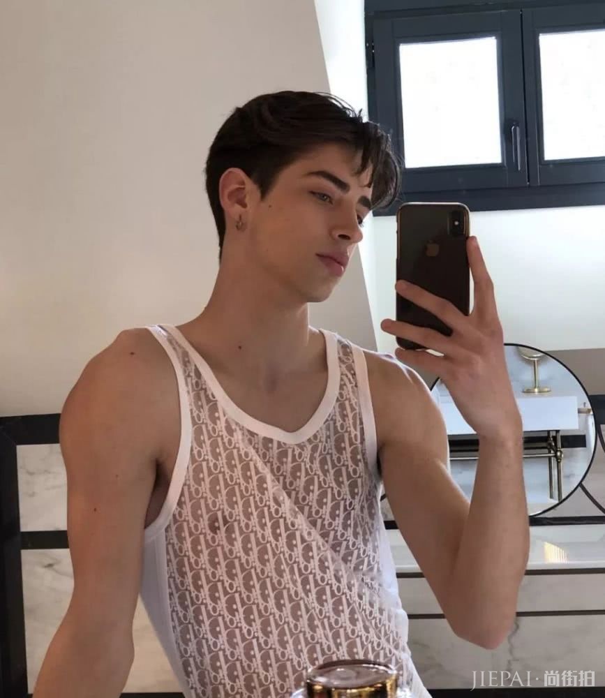 天仙攻Manu Rios 登上了新杂志封面,被Dior看上了