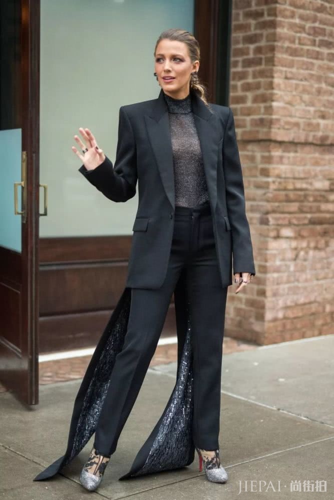 大衣羽绒服里面一件黑色打底衫全搞定