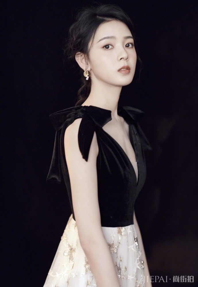 陈瑶编发搭配连衣裙穿出大长腿的感觉,小个子穿搭可以学她