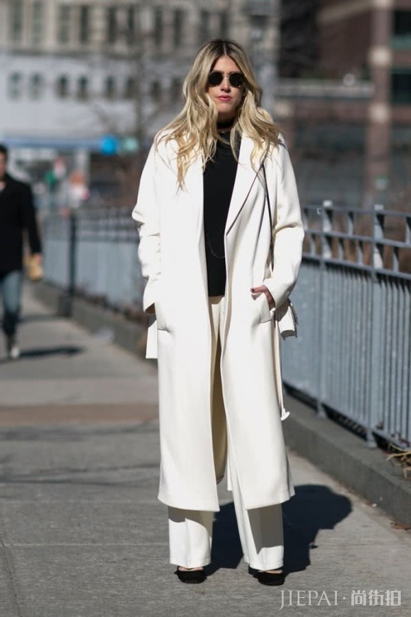 冬天怎么穿衣打扮才优雅？你需要一件白色的大衣，显白又减龄