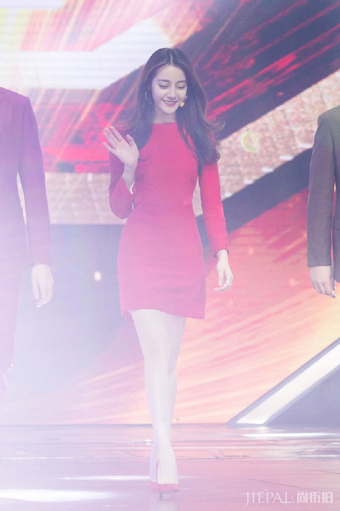 迪丽热巴又换新造型,上演长腿杀比例惊人