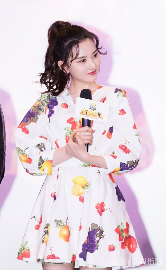 宋祖儿甜系少女的妆容,“水果裙”抢镜!