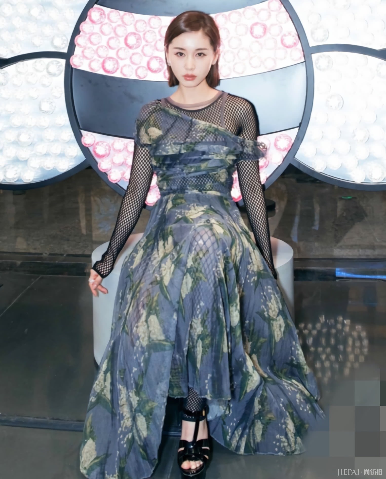 王子文用“球网”打底，说她是“妖精”我信了！