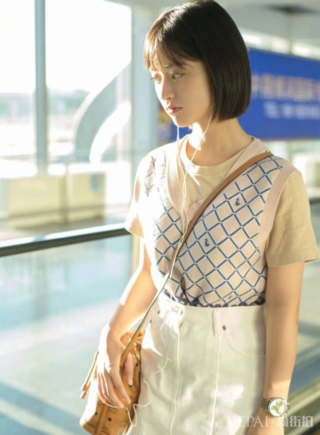 沈月扎丸子头后显现“菱形脸”，气质不再，还是短发耐人寻味