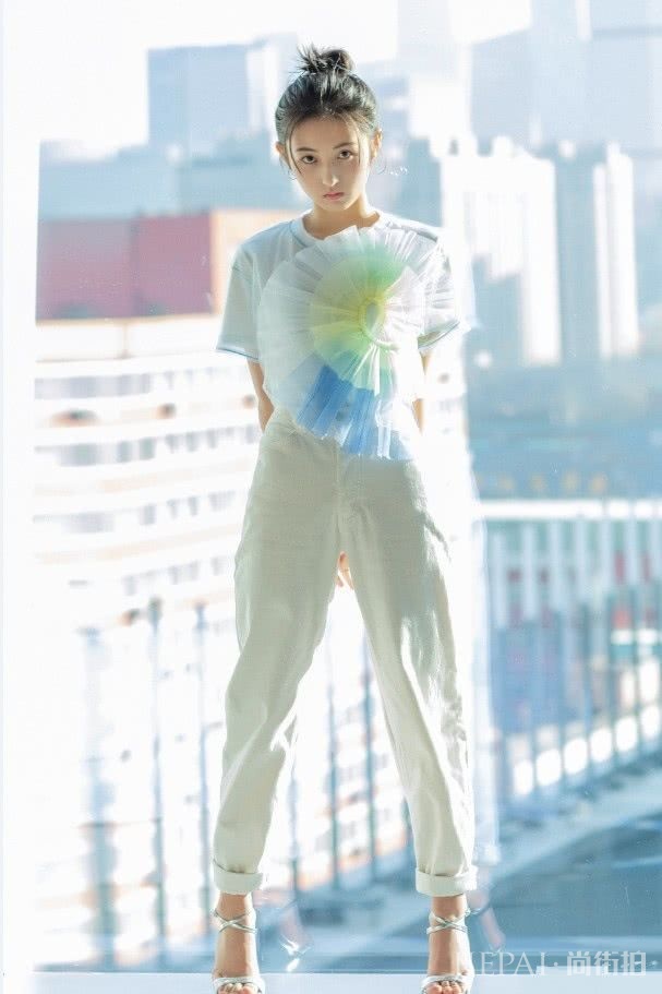 张子枫穿了15cm无根“液体鞋”拍照，真牛