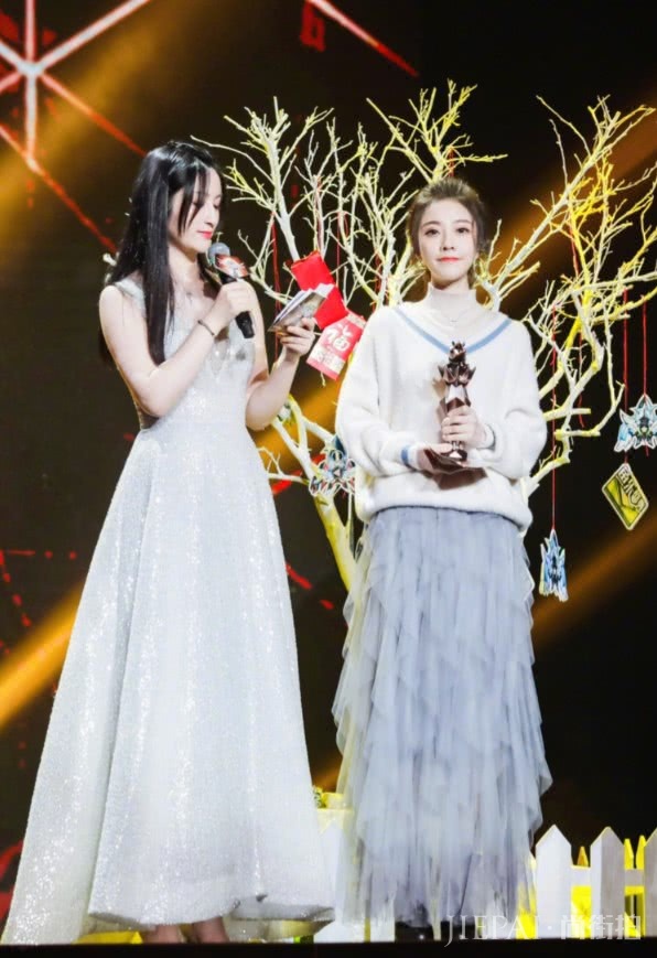 冯提莫身高不够鞋子来凑,却还是矮了一截!